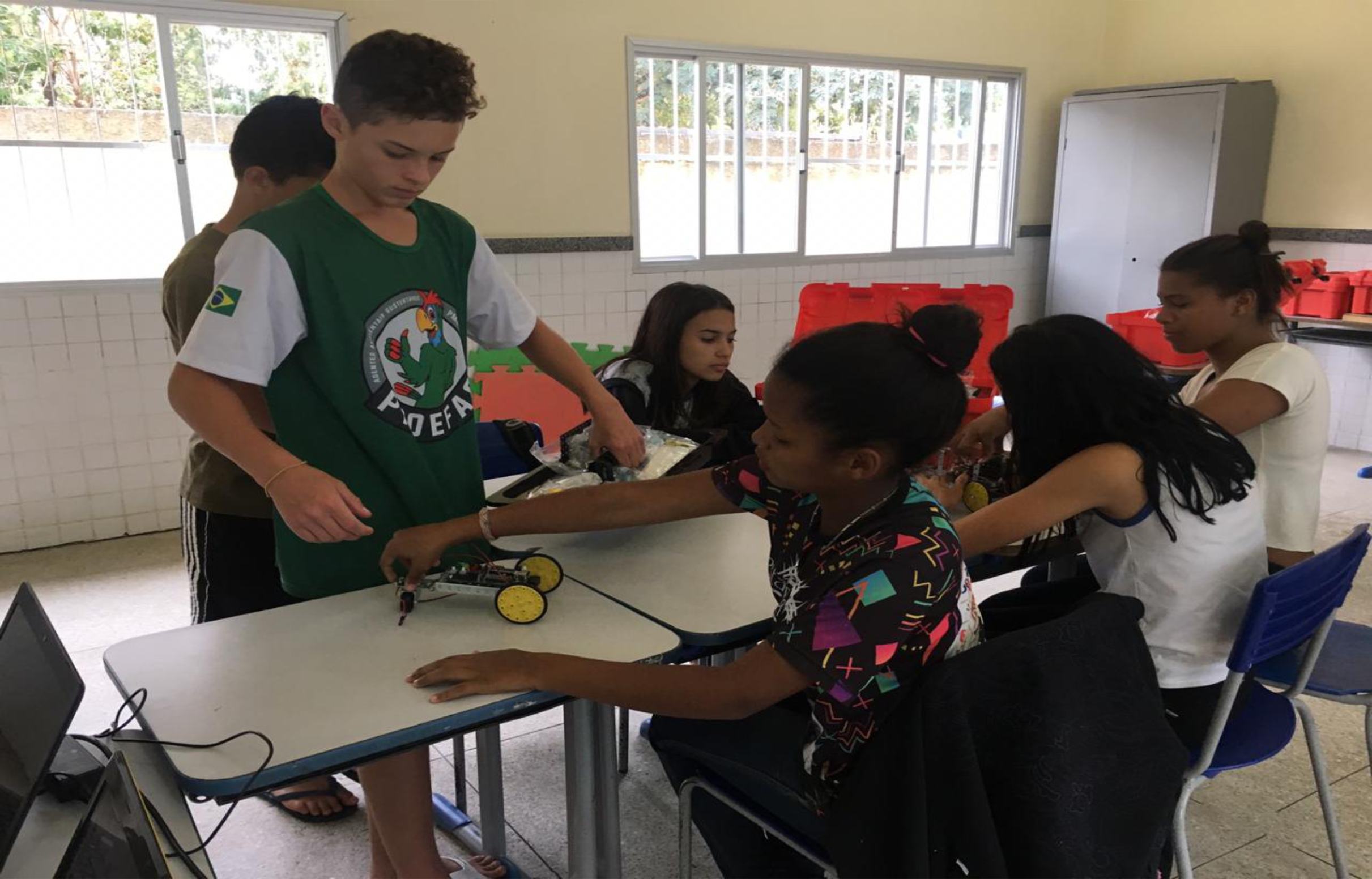 Programa Escola Regular Complementar inclui robótica na grade curricular da EMEB Roque Telles Guimarães