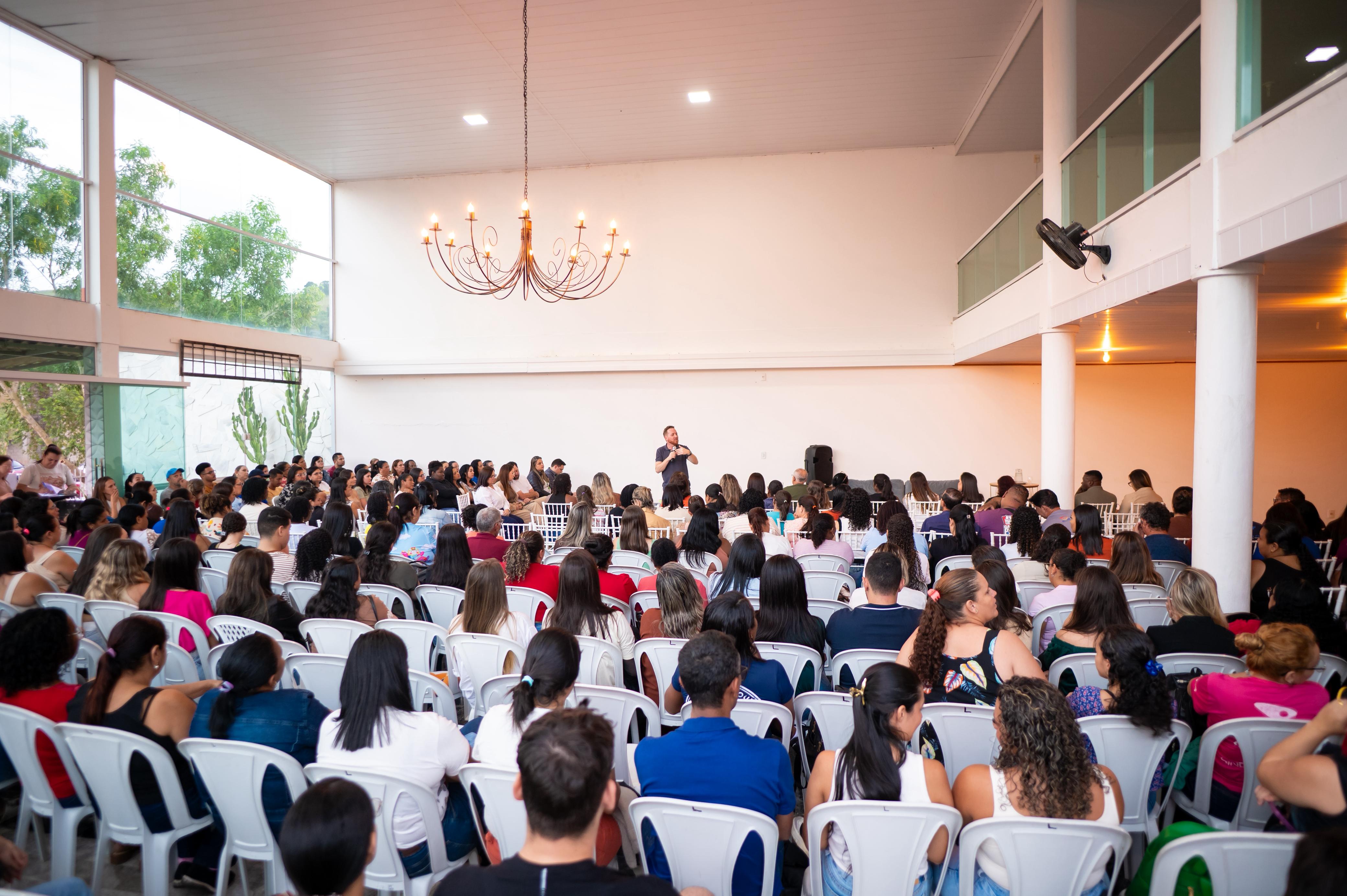 SEMINÁRIO EDUCAÇÃO EM REDE 2026 REÚNE PROFISSIONAIS DA EDUCAÇÃO EM ATÍLIO VIVACQUA