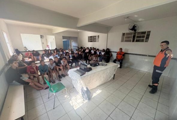 Defesa Civil leva palestra sobre prevenção e educação ambiental às escolas municipais